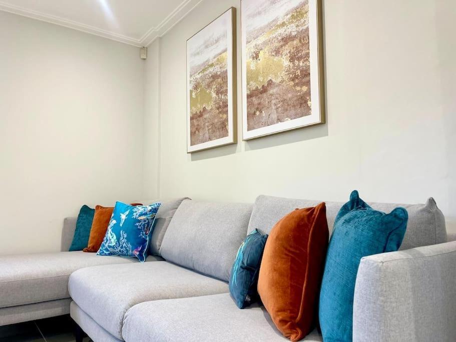 Stylish Urban Escape Bay Free Parking Apartment